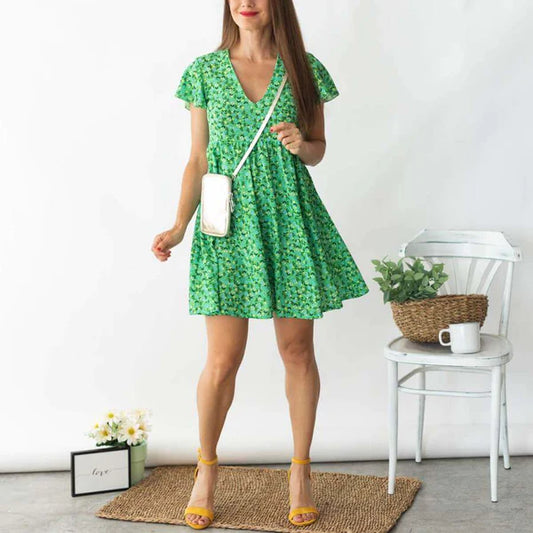 Combinar vestido verde con zapatos y bolso